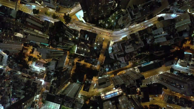 城市街道在夜间的实时俯视图视频素材