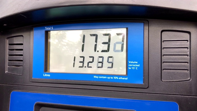 加油站油泵屏幕上的汽油价格上涨视频下载