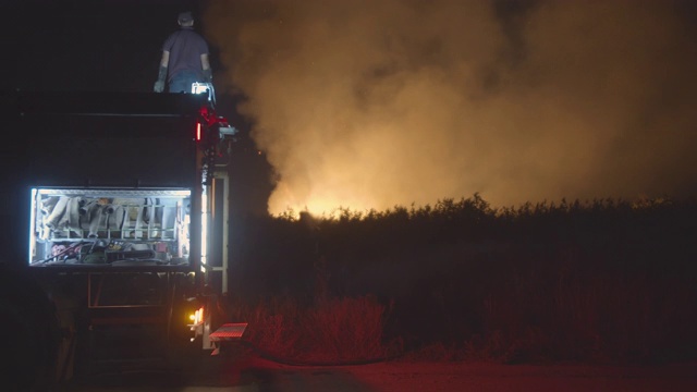 背景燃烧现场有闪光灯的消防车视频素材