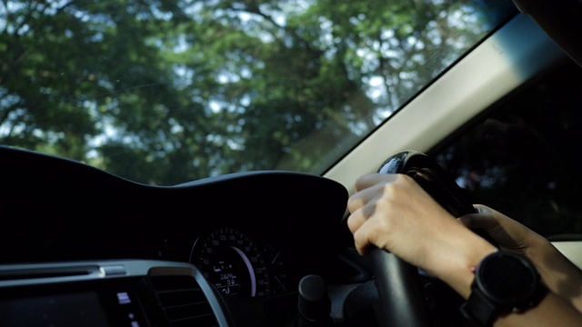 驾驶汽车场景，人手控制方向盘视频素材