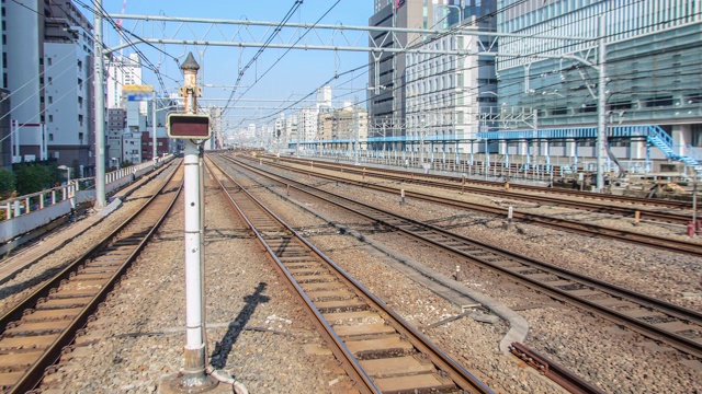 4k放大东京火车和交通灯的时间间隔视频素材