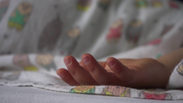 一个婴儿的手，在睡觉的特写。视频素材