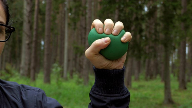 女性的手挤压压力球近距离视频素材