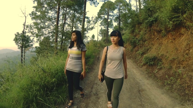 多民族女性朋友一起散步，享受新鲜空气。视频素材