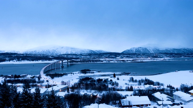 特罗姆瑟冬季天际线降雪期间，北极挪威视频下载