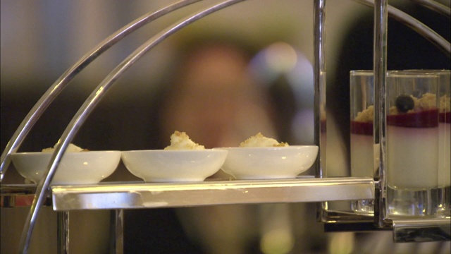 奶油茶盛在优雅的陶器上视频下载