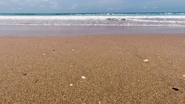 拍下了热带海滩的海浪视频下载