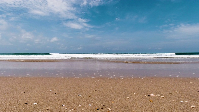 热带海滩与海浪冲击的沙滩度假场景视频下载
