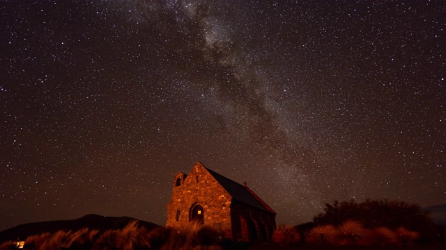 牧羊人教堂与夜空，银河时光流逝视频素材