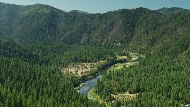 北加州锡斯基尤县的克拉马斯河-无人机拍摄视频素材