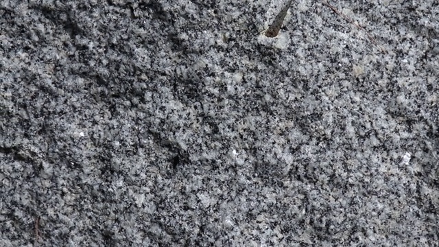 花岗岩石头，地面上的花岗岩碎片孤立在白色背景上视频下载