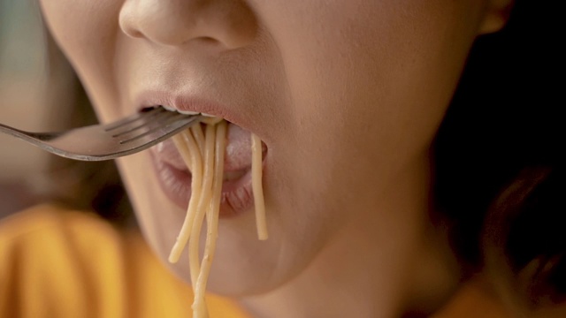女人吃意大利面，慢动作视频素材