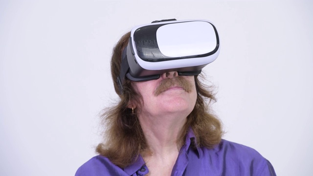 戴着虚拟现实耳机的老人的脸视频素材