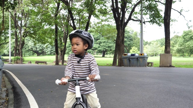 幼儿骑平衡脚踏车视频素材