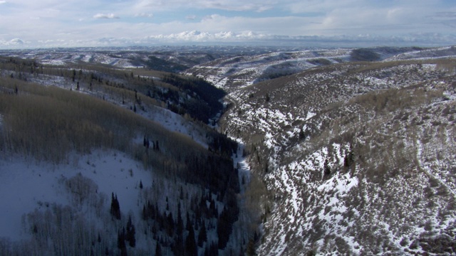 鸟瞰图的雪覆盖山谷在落基山脉，科罗拉多州，美国视频素材