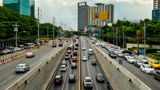 时间流逝长时间暴露在曼谷交通拥堵和汽车拥挤的十字路口，交通与城市景观概念。视频素材