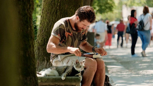 男人与宠物旅行作为独自旅行者在西班牙欧洲视频下载