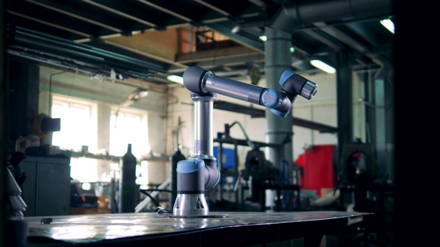 现代的机械臂在工作台上有一个齿轮。视频下载