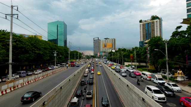 时间流逝长时间暴露在曼谷交通拥堵和汽车拥挤的十字路口，交通与城市景观概念。视频素材