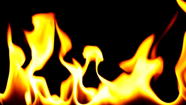 火焰燃烧火焰在黑色的背景视频素材