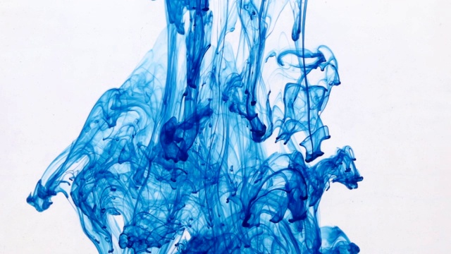 蓝色颜料滴在水中的混乱运动。墨水在水里。特写镜头。视频素材