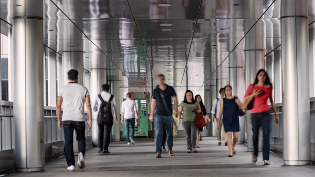 商务人士和通勤者在新加坡金融区走廊上行走的时间视频素材