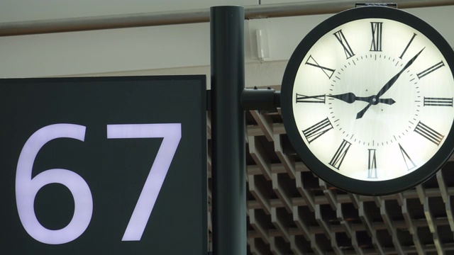 时钟在机场的时间流逝股票视频中工作视频素材