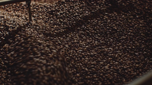 在容器中搅拌的烘培咖啡豆视频下载