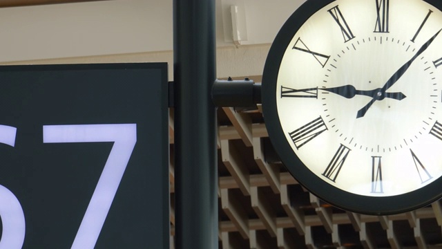 时钟在机场的时间流逝股票视频中工作视频素材