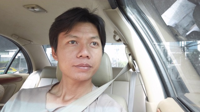 一名亚洲男子在泰国曼谷的路上开车视频下载