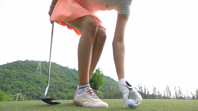 高尔夫俱乐部里的女人视频素材