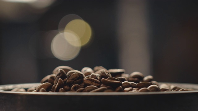 新鲜烘焙的咖啡豆在利口酒公司视频下载