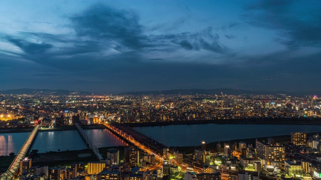 日本大阪春鹿观测点的4k延时河流和建筑。旅游景点地标、日本旅游、购物区视频下载
