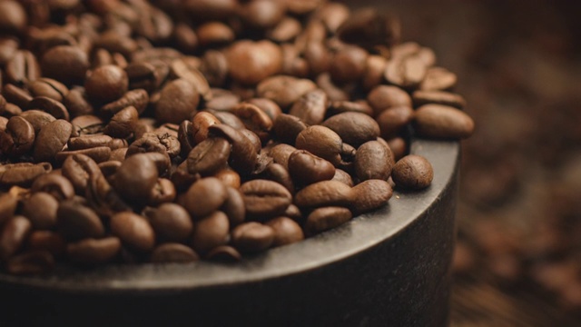 咖啡豆掉落在容器里的特写视频下载