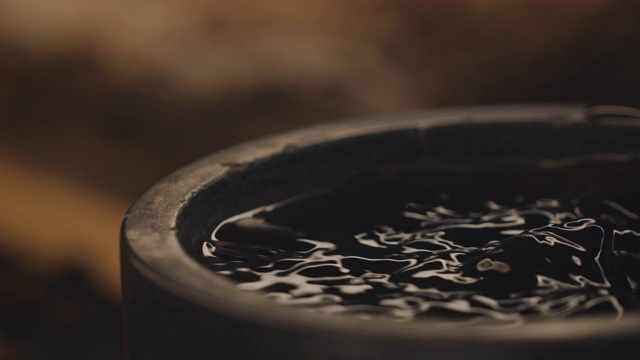特写的黑咖啡在工厂沸腾视频素材