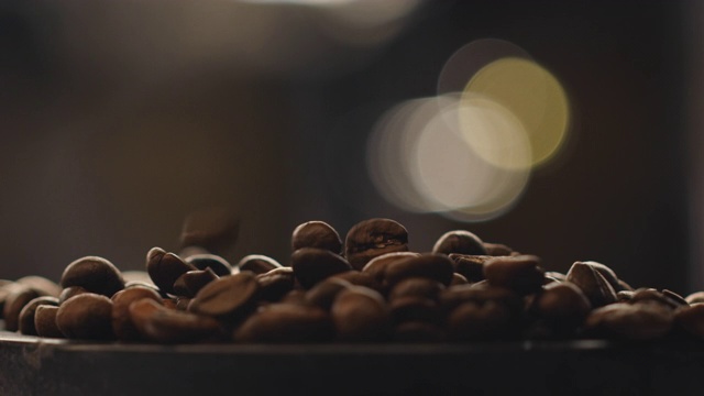 在工厂烘焙咖啡豆的镜头中淡出视频下载