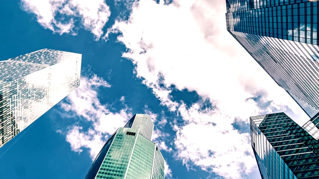 蓝天映衬着摩天大楼。UHD决议视频素材