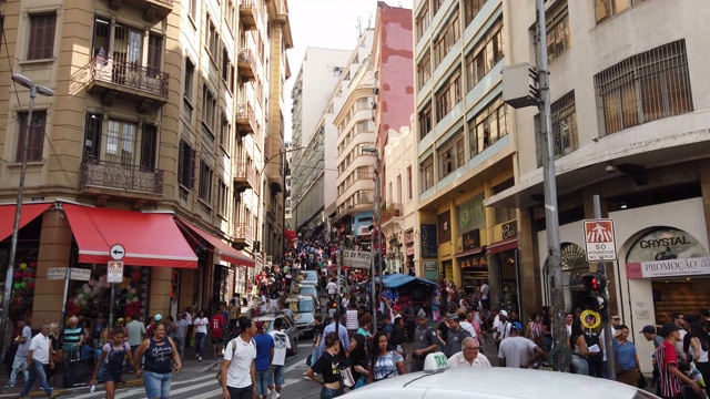 圣保罗市中心马可街25号的人群。Porto热拉尔视频下载