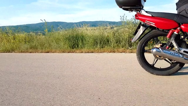 路上有个骑摩托车的人视频下载