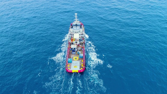 空中俯瞰船舶上的海上运输燃料和动力概念视频下载