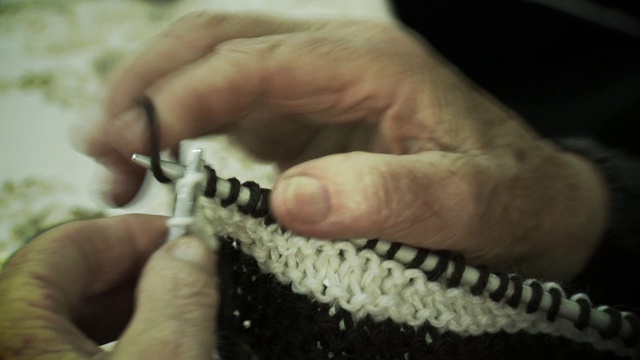 手起皱的老太太在织毛衣。视频下载