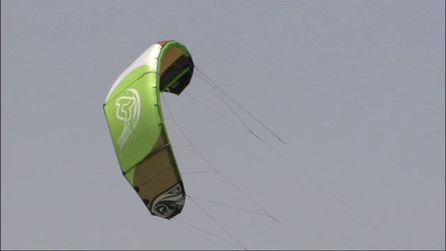 风筝拖着风筝滑板在海面上滑行。视频下载