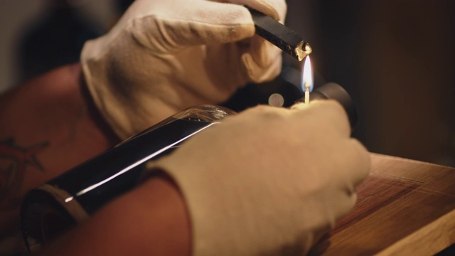 男人的手用火柴点燃着黑色的蜡烛视频素材