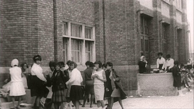 芝加哥种族隔离学校外的青少年;1964视频素材