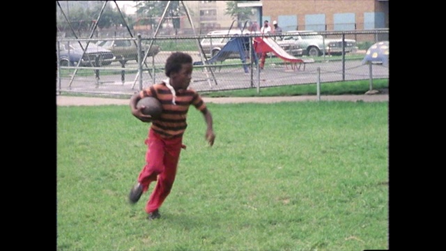 孩子们在草地上踢美式足球;1979视频下载