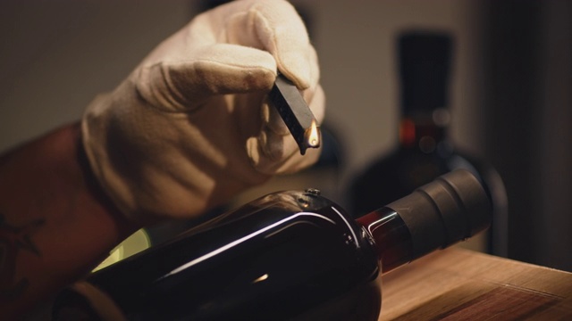 工人滴热蜡在瓶子上的特写视频素材