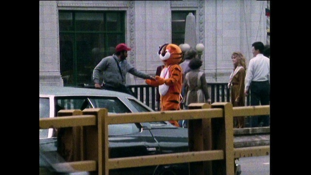 人们走在芝加哥的街道上;1988视频下载