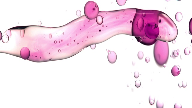 近距离和缓慢的运动倒粉色油从右和创造一排泡沫水下，而反弹在白色背景视频素材