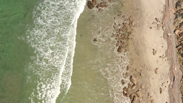 从空中飞过Torrey Pines的海滩和冲浪区，拉霍亚，加州圣地亚哥视频素材