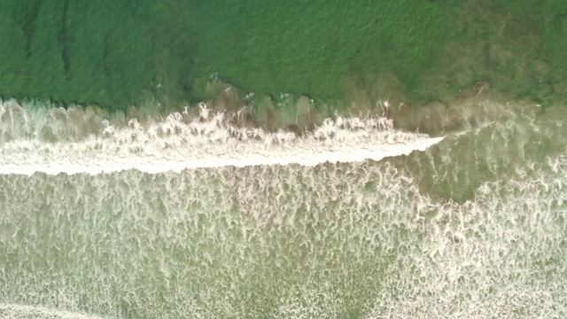 从空中飞过Torrey Pines的海滩和冲浪区，拉霍亚，加州圣地亚哥视频素材